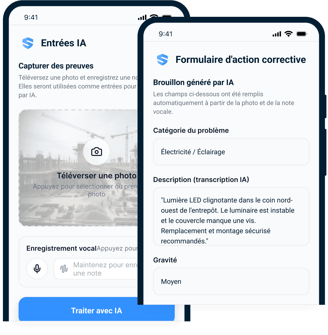 Deux téléphones : un écran d'entrées IA saisissant une photo et un enregistrement vocal, et le formulaire de mesure corrective qui en résulte, prérempli avec la catégorie du problème, la description transcrite par l'IA et la gravité