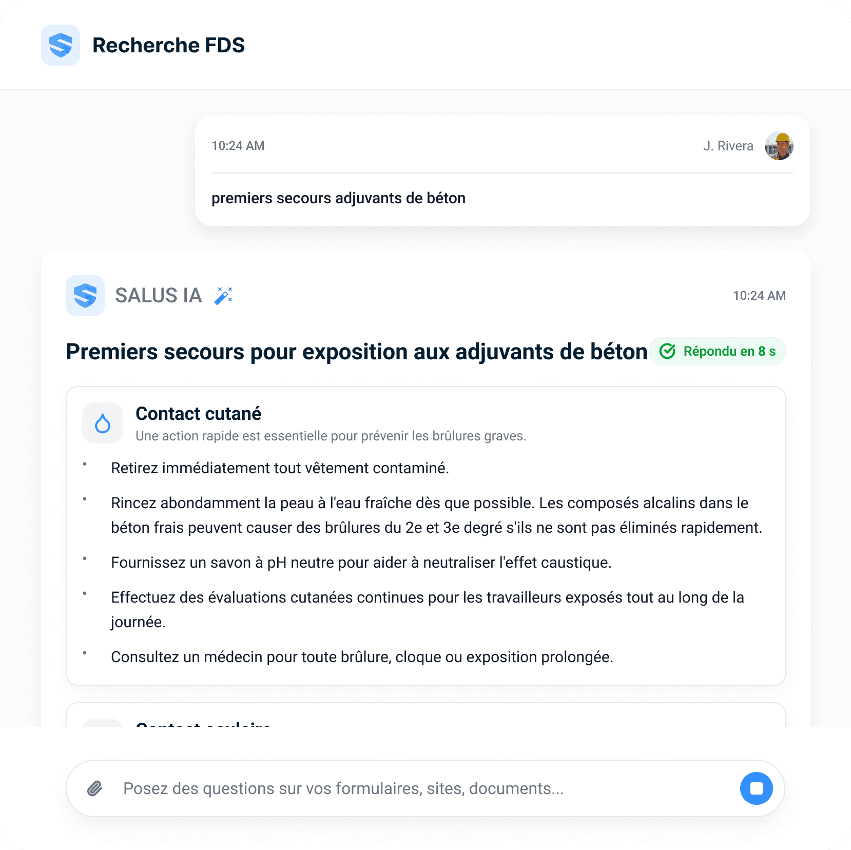 Recherche de FDS répondant en quelques secondes — la requête tapée d'un travailleur, « premiers soins adjuvant de béton », reçoit une réponse en 8 secondes avec les étapes de premiers soins en cas de contact cutané : retirer immédiatement les vêtements contaminés, rincer à l'eau fraîche et propre, utiliser un savon au pH neutre et consulter un médecin pour toute brûlure ou exposition prolongée